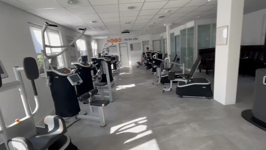 Helle Trainingsfläche mit den EGYM-Geräten im SKYLAB