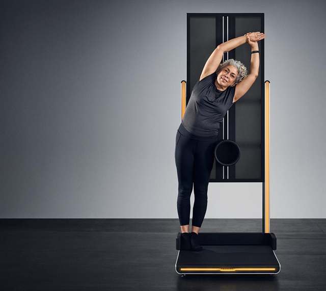 Frau dehnt sich an einem EGYM-Flex-Gerät