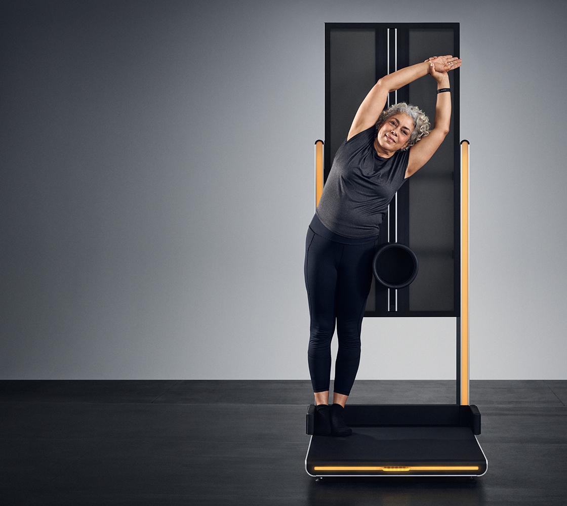 Frau dehnt sich an einem EGYM-Flex-Gerät
