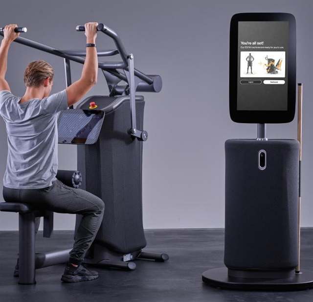EGYM Hub mit Bildschirm neben einem Kraftgerät