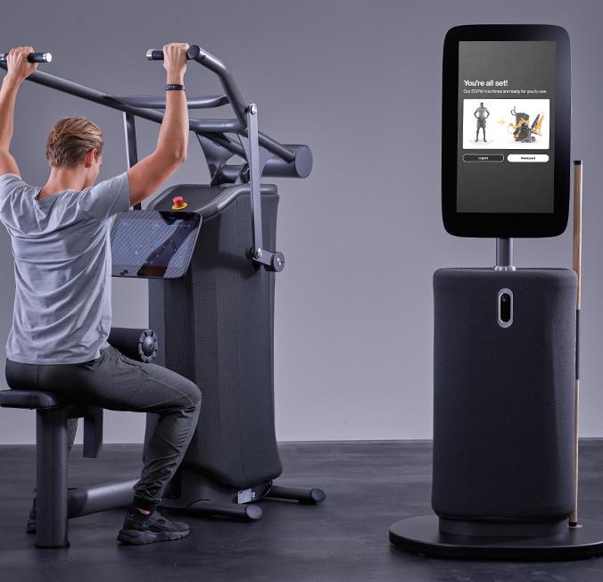 EGYM Hub mit Bildschirm neben einem Kraftgerät