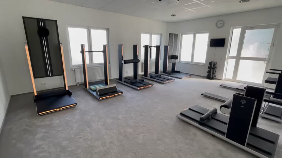 Flexbereich mit Geräten für das Beweglichkeitstraining